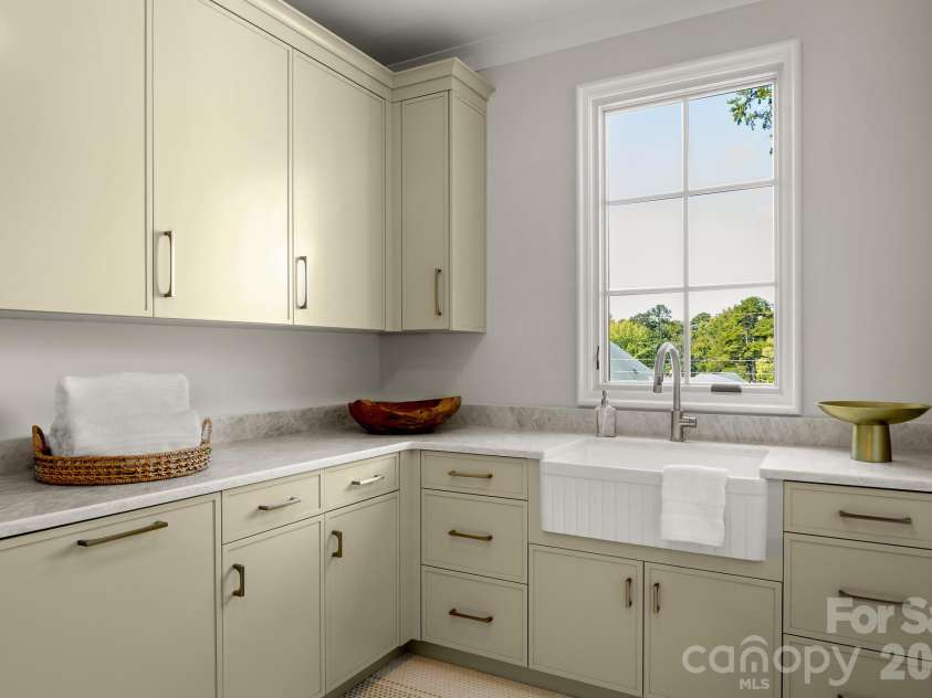 542 Lansdowne Road, Charlotte, NC 28270.  MLS# CAR4425418, YatesRealty ID 58228. 