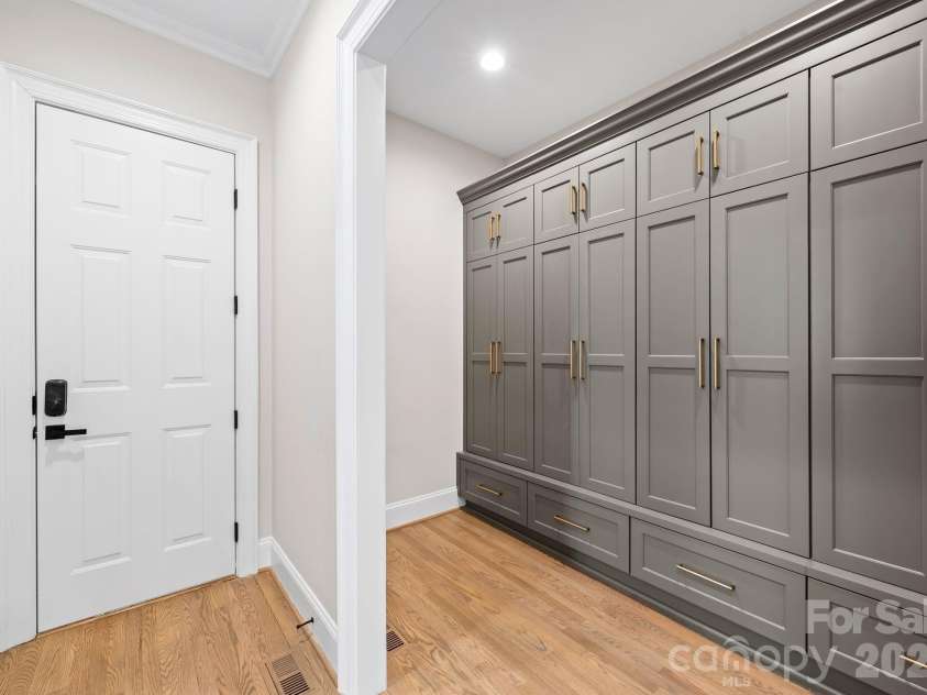 8721 Lake Challis Lane, Charlotte, NC 28226.  MLS# CAR4339803, YatesRealty ID 5823. Drop Zone