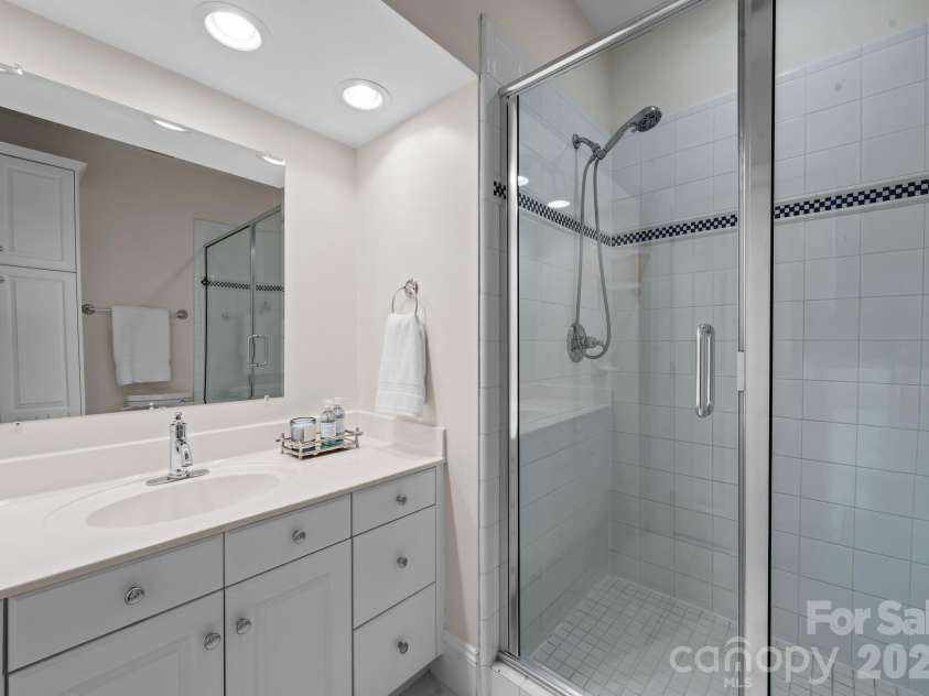 8721 Lake Challis Lane, Charlotte, NC 28226.  MLS# CAR4339803, YatesRealty ID 5823. Full Bath 