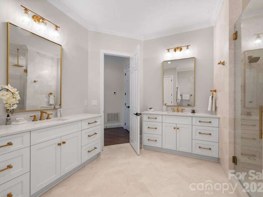 8721 Lake Challis Lane, Charlotte, NC 28226.  MLS# CAR4339803, YatesRealty ID 5823. Primary Bathroom 