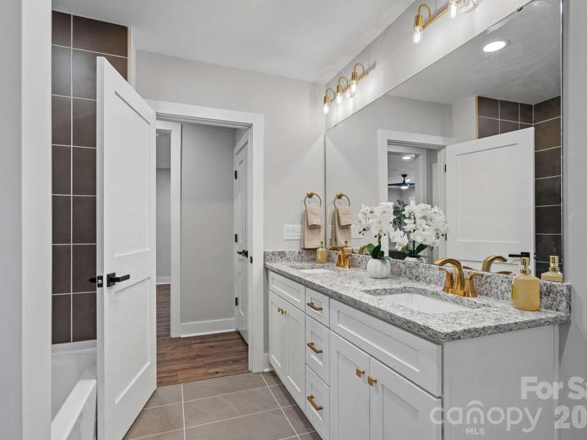 1949 Garibaldi Avenue, Charlotte, NC 28208.  MLS# CAR4412297, YatesRealty ID 58233. Guest Bath
