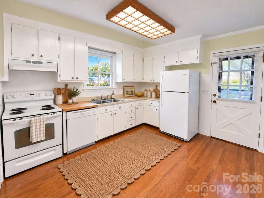 9501 Wood Beam Court, Mint Hill, NC 28227.  MLS# CAR4437243, YatesRealty ID 58237. Kitchen - virtually staged to better visualize the space