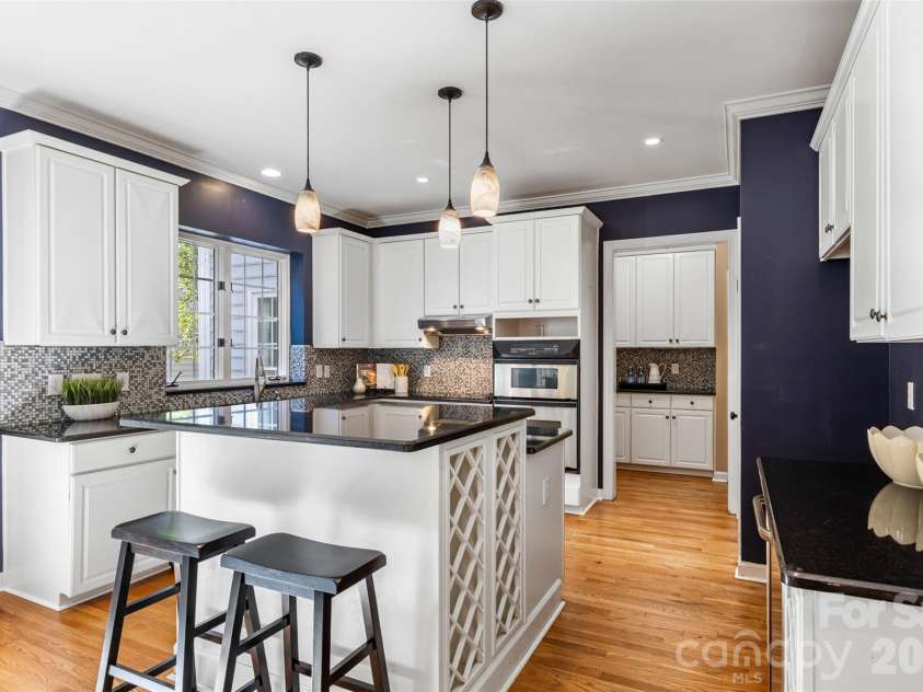 5705 Kinglet Lane, Charlotte, NC 28269.  MLS# CAR4436493, YatesRealty ID 58238. 