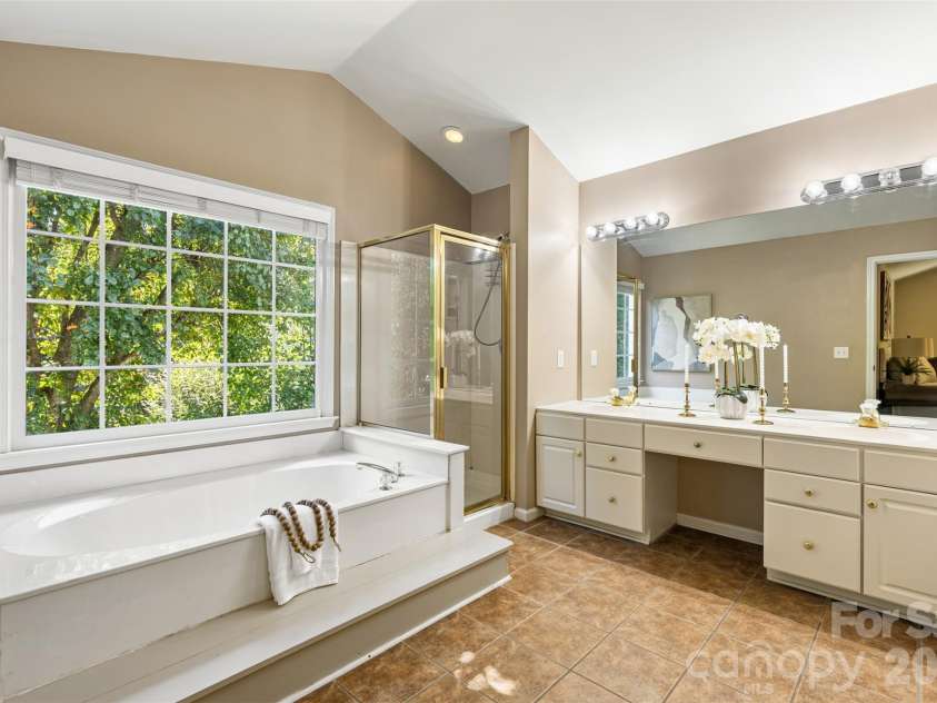 5705 Kinglet Lane, Charlotte, NC 28269.  MLS# CAR4436493, YatesRealty ID 58238. 