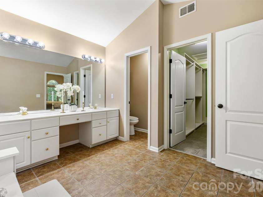 5705 Kinglet Lane, Charlotte, NC 28269.  MLS# CAR4436493, YatesRealty ID 58238. 