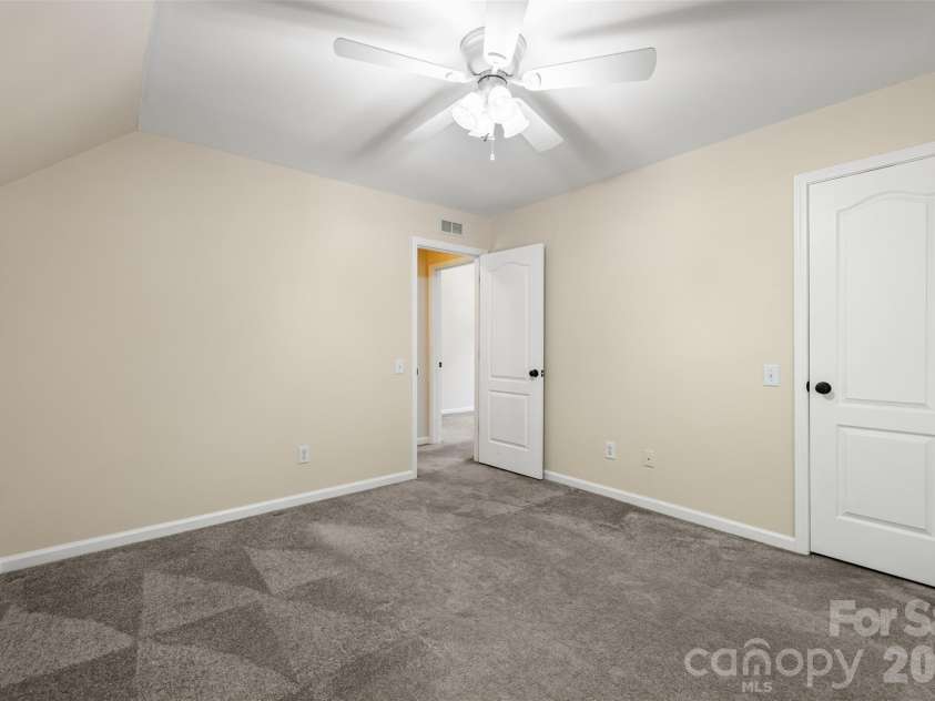 5705 Kinglet Lane, Charlotte, NC 28269.  MLS# CAR4436493, YatesRealty ID 58238. 