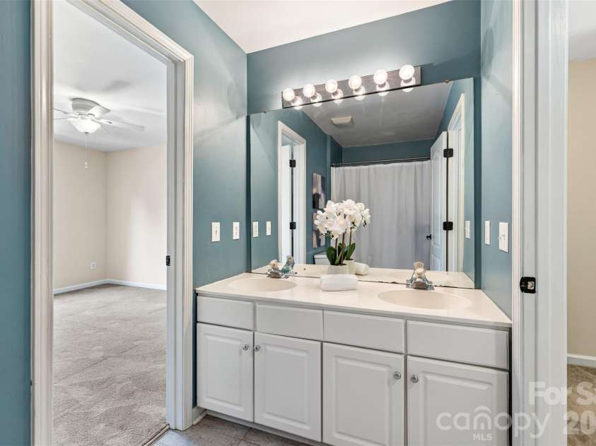 5705 Kinglet Lane, Charlotte, NC 28269.  MLS# CAR4436493, YatesRealty ID 58238. 