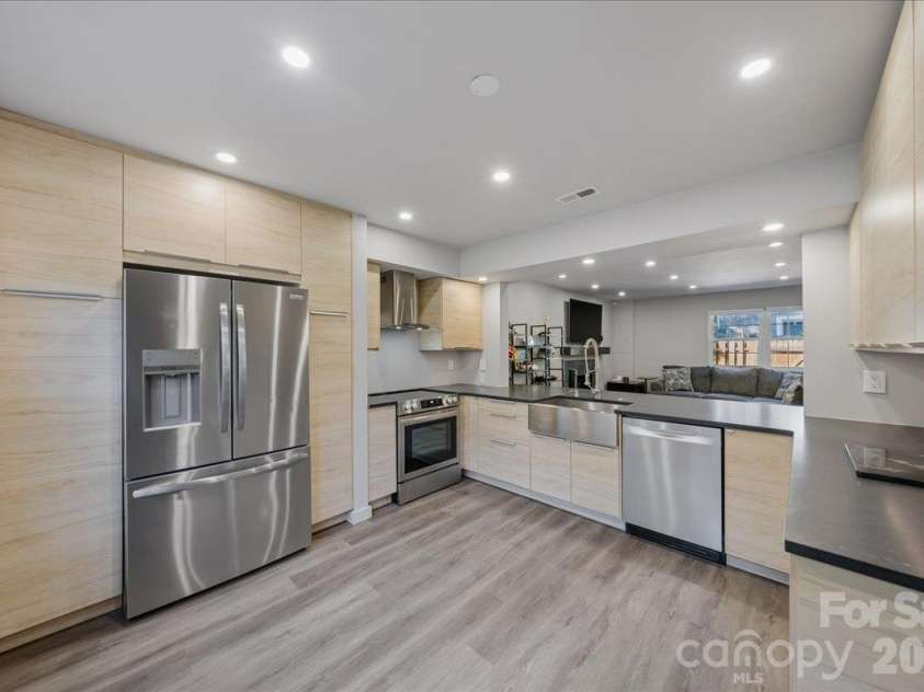 1205 Scaleybark Road, Charlotte, NC 28209.  MLS# CAR4436707, YatesRealty ID 58240. 