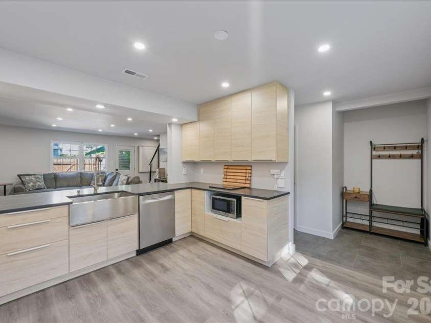 1205 Scaleybark Road, Charlotte, NC 28209.  MLS# CAR4436707, YatesRealty ID 58240. 
