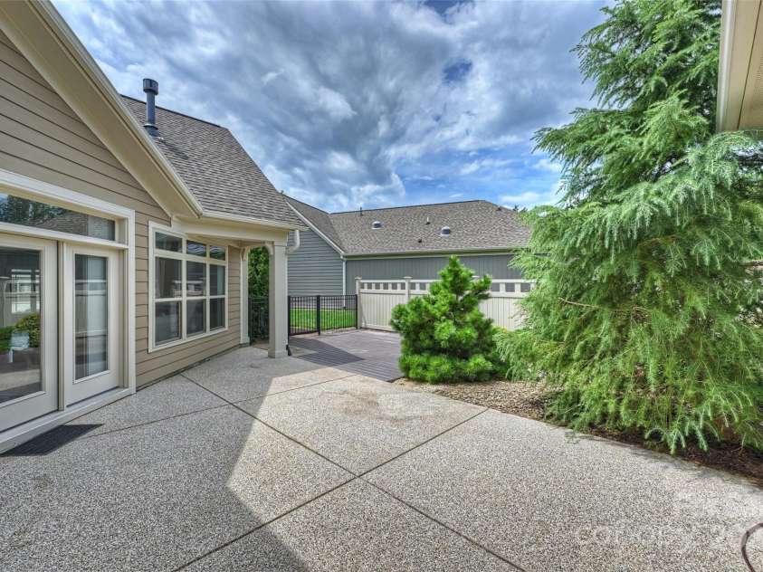 1281 Restoration Drive, Waxhaw, NC 28173.  MLS# CAR4274527, YatesRealty ID 5825. Lovely landscaping