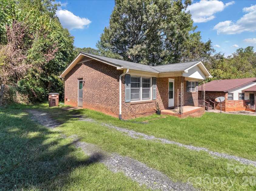607 Waylen Street, Shelby, NC 28150.  MLS# CAR4305299, YatesRealty ID 5826. 