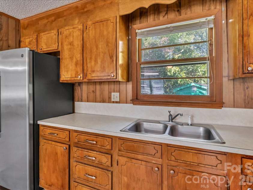 607 Waylen Street, Shelby, NC 28150.  MLS# CAR4305299, YatesRealty ID 5826. 