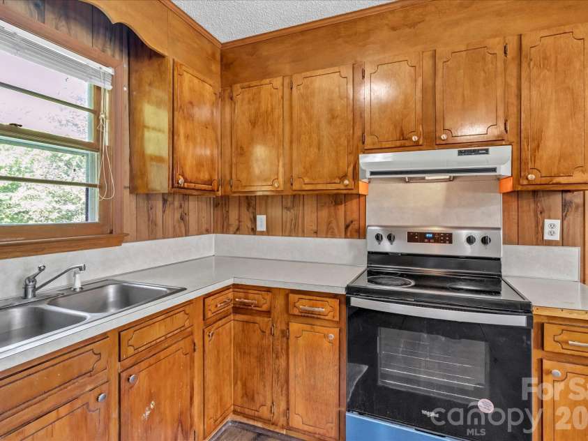 607 Waylen Street, Shelby, NC 28150.  MLS# CAR4305299, YatesRealty ID 5826. 