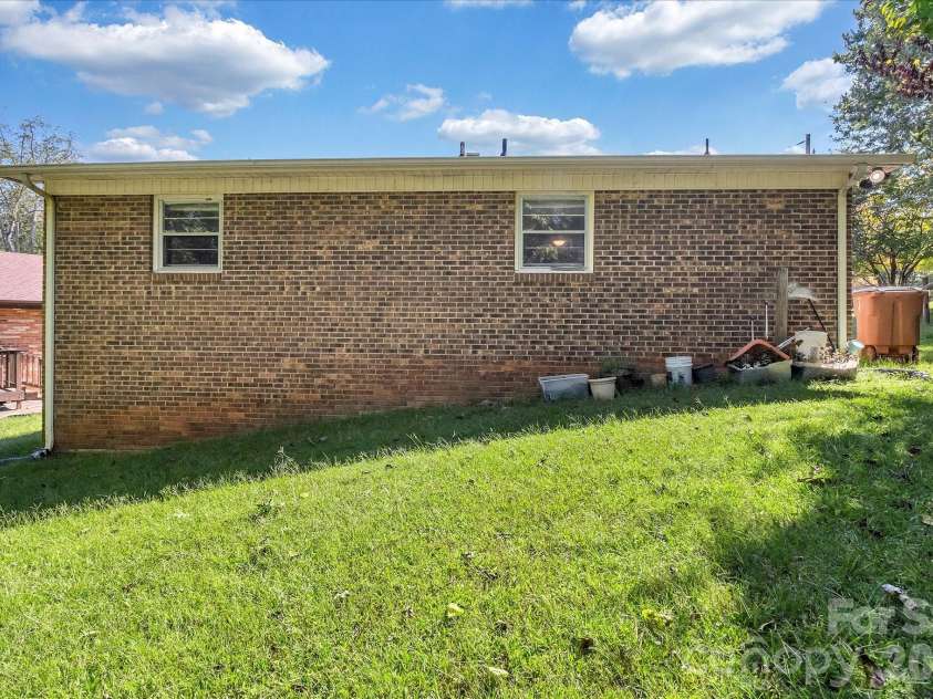 607 Waylen Street, Shelby, NC 28150.  MLS# CAR4305299, YatesRealty ID 5826. 