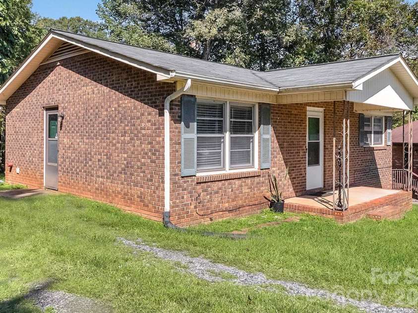 607 Waylen Street, Shelby, NC 28150.  MLS# CAR4305299, YatesRealty ID 5826. 