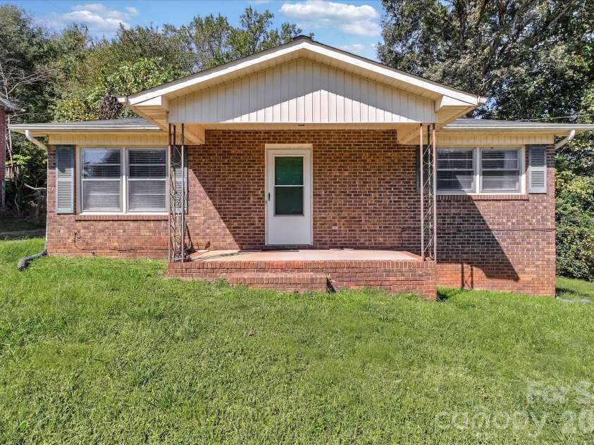 607 Waylen Street, Shelby, NC 28150.  MLS# CAR4305299, YatesRealty ID 5826. 