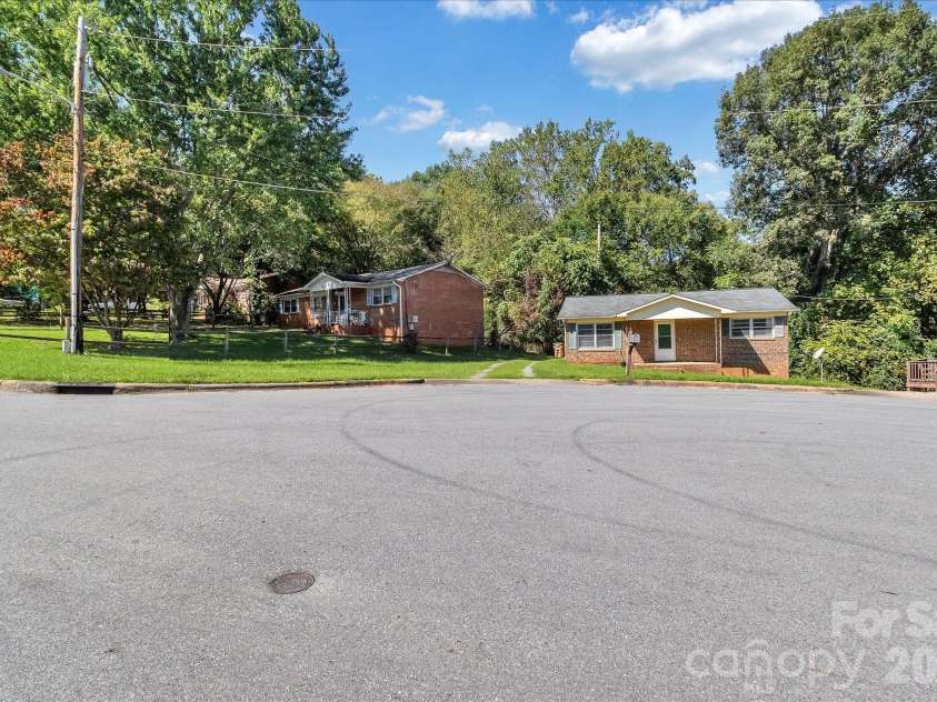 607 Waylen Street, Shelby, NC 28150.  MLS# CAR4305299, YatesRealty ID 5826. 