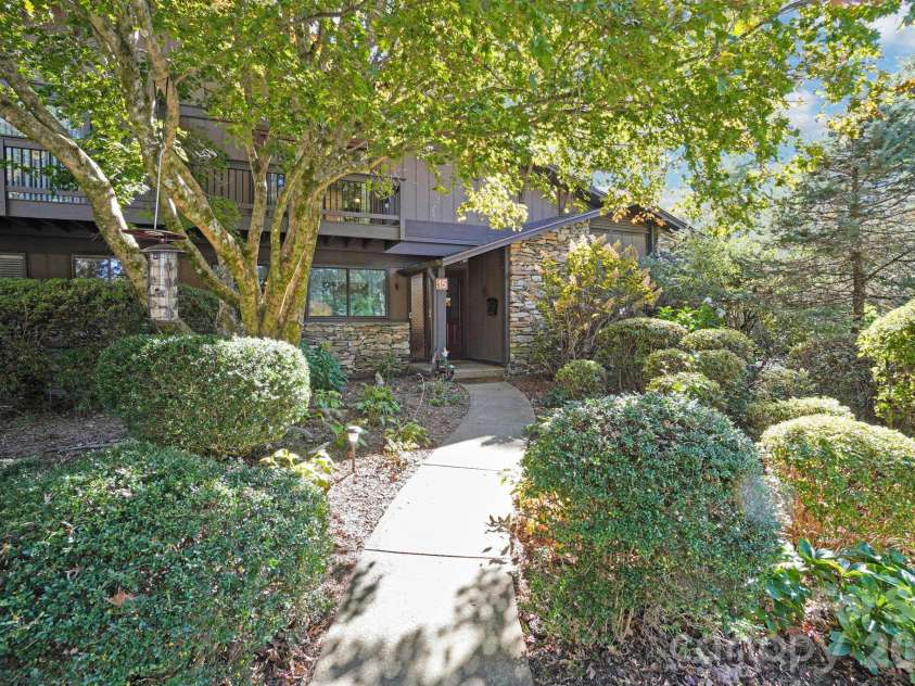 82 Laurelwood Circle, Hendersonville, NC 28791.  MLS# CAR4435326, YatesRealty ID 58270. 