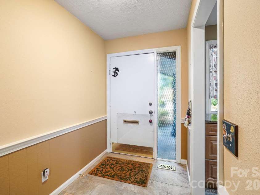 82 Laurelwood Circle, Hendersonville, NC 28791.  MLS# CAR4435326, YatesRealty ID 58270. 