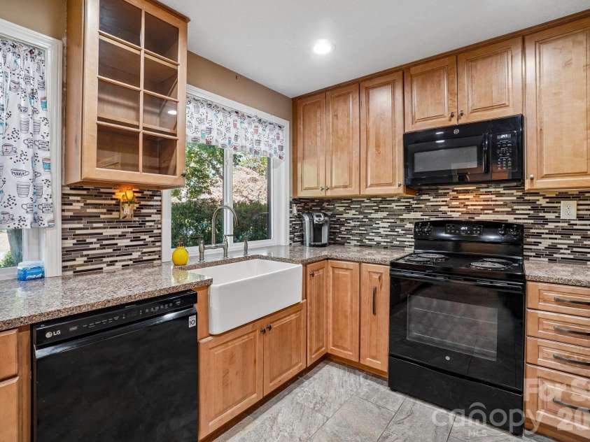 82 Laurelwood Circle, Hendersonville, NC 28791.  MLS# CAR4435326, YatesRealty ID 58270. 