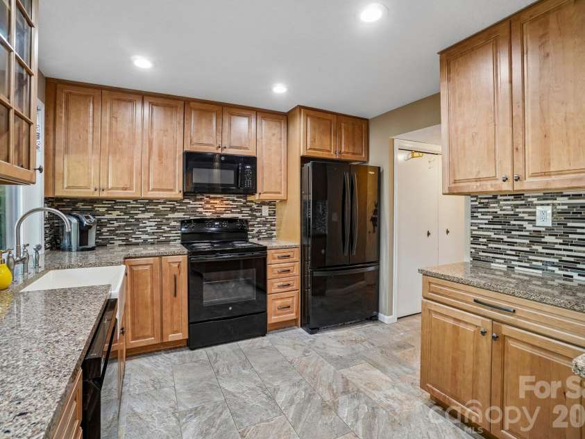 82 Laurelwood Circle, Hendersonville, NC 28791.  MLS# CAR4435326, YatesRealty ID 58270. 