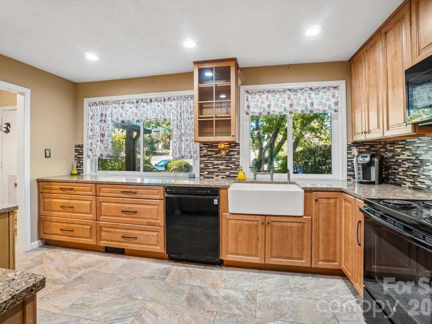 82 Laurelwood Circle, Hendersonville, NC 28791.  MLS# CAR4435326, YatesRealty ID 58270. 
