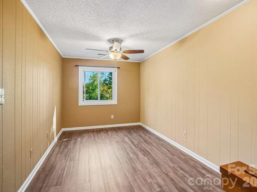 82 Laurelwood Circle, Hendersonville, NC 28791.  MLS# CAR4435326, YatesRealty ID 58270. 