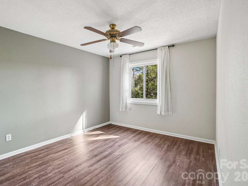 82 Laurelwood Circle, Hendersonville, NC 28791.  MLS# CAR4435326, YatesRealty ID 58270. 