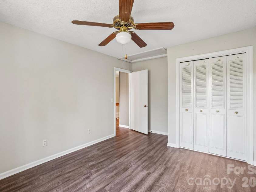 82 Laurelwood Circle, Hendersonville, NC 28791.  MLS# CAR4435326, YatesRealty ID 58270. 