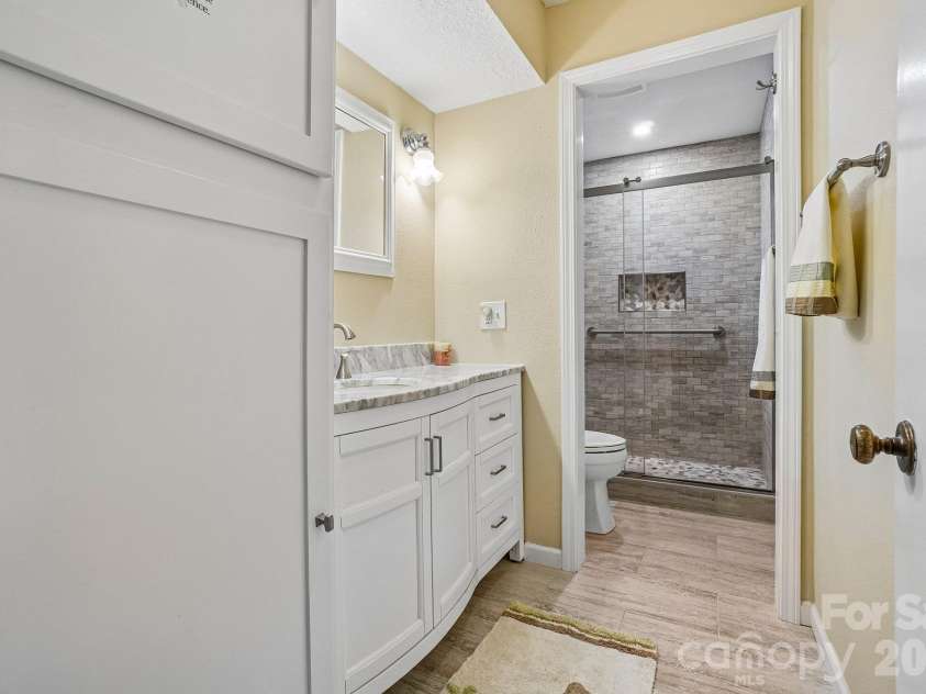 82 Laurelwood Circle, Hendersonville, NC 28791.  MLS# CAR4435326, YatesRealty ID 58270. 