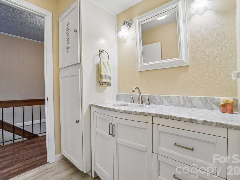 82 Laurelwood Circle, Hendersonville, NC 28791.  MLS# CAR4435326, YatesRealty ID 58270. 
