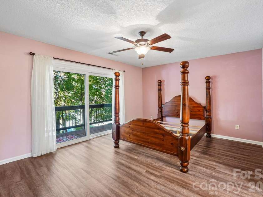 82 Laurelwood Circle, Hendersonville, NC 28791.  MLS# CAR4435326, YatesRealty ID 58270. 