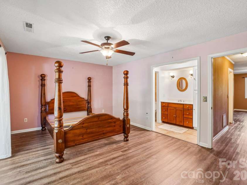 82 Laurelwood Circle, Hendersonville, NC 28791.  MLS# CAR4435326, YatesRealty ID 58270. 
