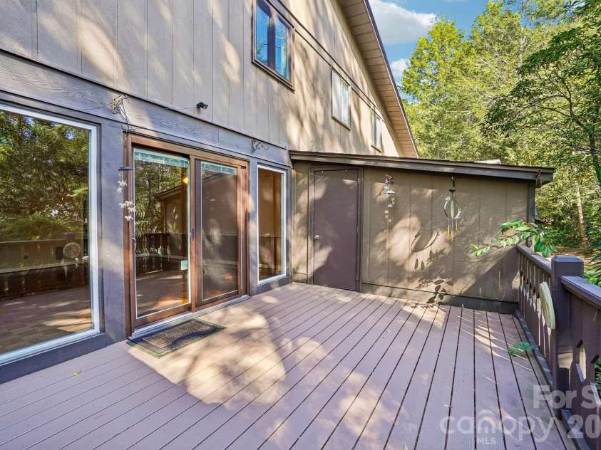 82 Laurelwood Circle, Hendersonville, NC 28791.  MLS# CAR4435326, YatesRealty ID 58270. 