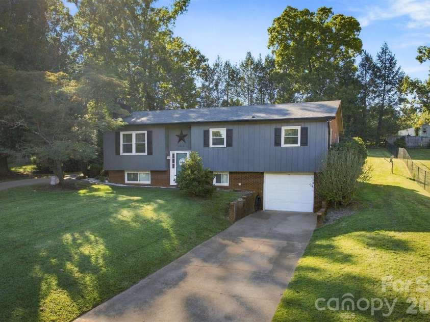 2010 Eastbrook Circle, Morganton, NC 28655.  MLS# CAR4433633, YatesRealty ID 58271. 