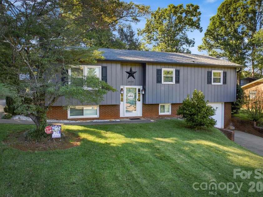 2010 Eastbrook Circle, Morganton, NC 28655.  MLS# CAR4433633, YatesRealty ID 58271. 