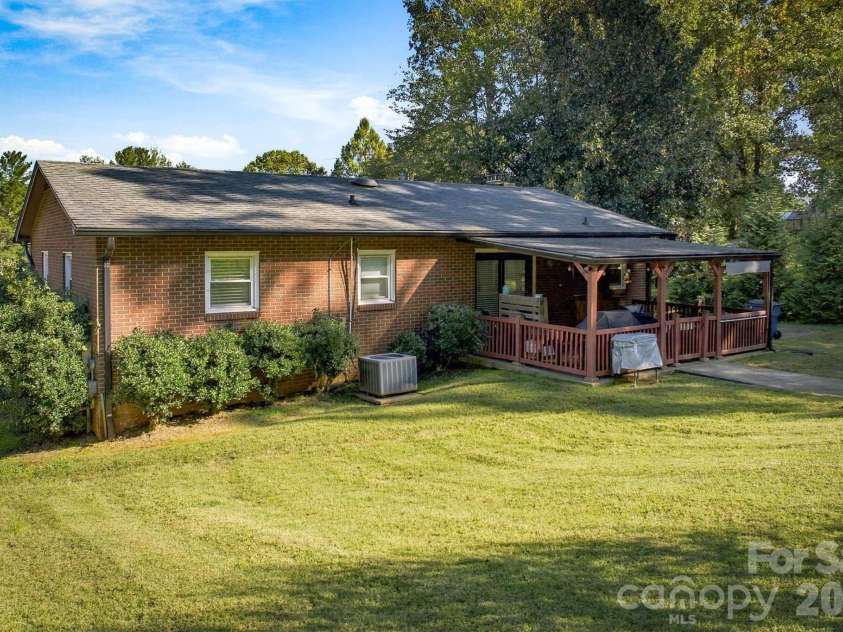 2010 Eastbrook Circle, Morganton, NC 28655.  MLS# CAR4433633, YatesRealty ID 58271. 