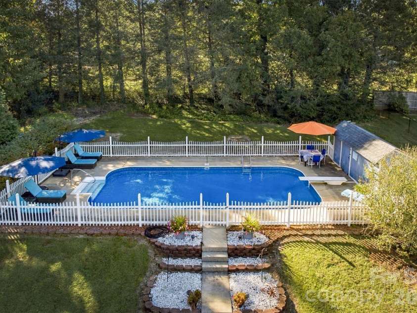 2010 Eastbrook Circle, Morganton, NC 28655.  MLS# CAR4433633, YatesRealty ID 58271. 