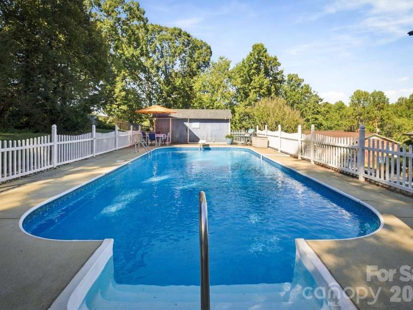 2010 Eastbrook Circle, Morganton, NC 28655.  MLS# CAR4433633, YatesRealty ID 58271. 