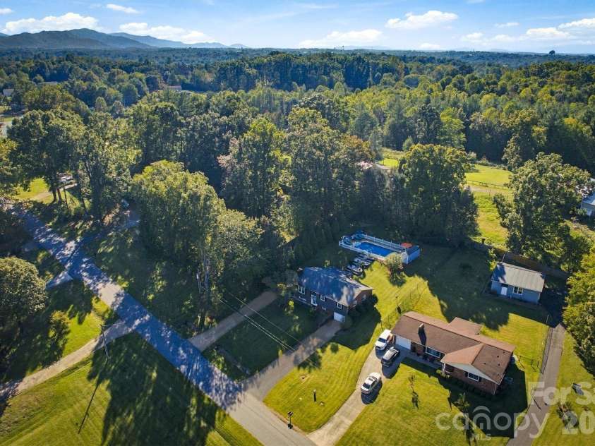 2010 Eastbrook Circle, Morganton, NC 28655.  MLS# CAR4433633, YatesRealty ID 58271. 