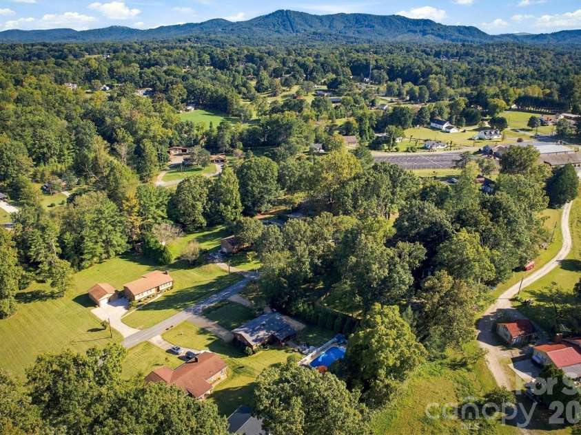 2010 Eastbrook Circle, Morganton, NC 28655.  MLS# CAR4433633, YatesRealty ID 58271. 