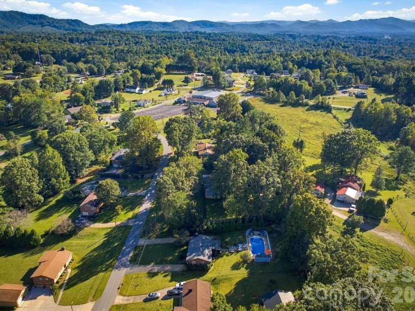 2010 Eastbrook Circle, Morganton, NC 28655.  MLS# CAR4433633, YatesRealty ID 58271. 