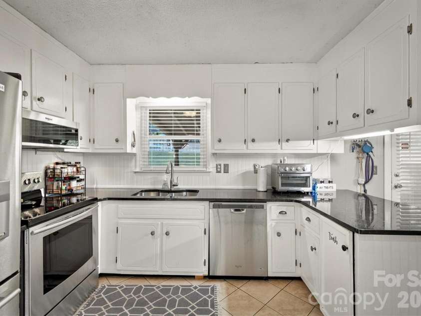 2010 Eastbrook Circle, Morganton, NC 28655.  MLS# CAR4433633, YatesRealty ID 58271. 