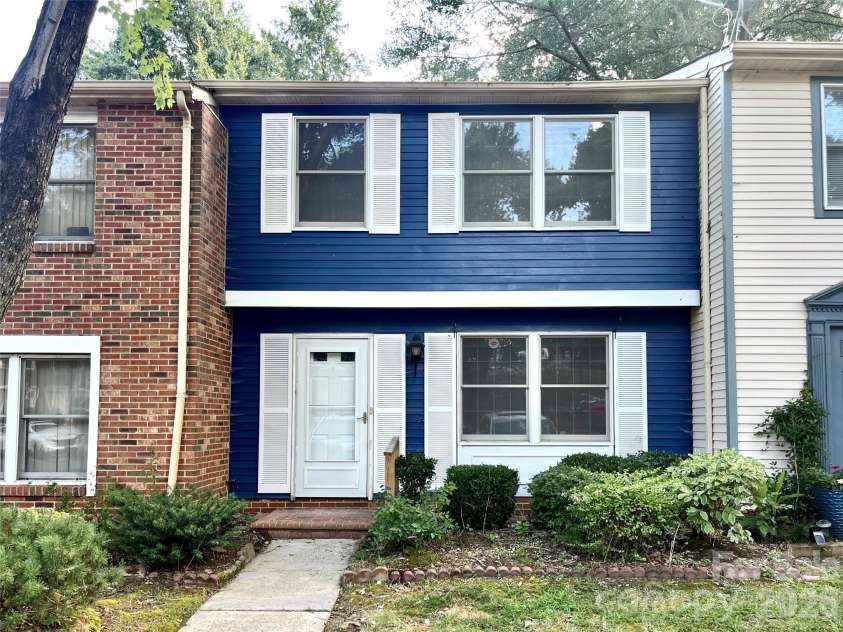 8234 Knights Bridge Road, Charlotte, NC 28210.  MLS# CAR4437320, YatesRealty ID 58276. 
