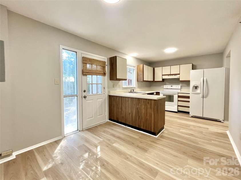 8234 Knights Bridge Road, Charlotte, NC 28210.  MLS# CAR4437320, YatesRealty ID 58276. 