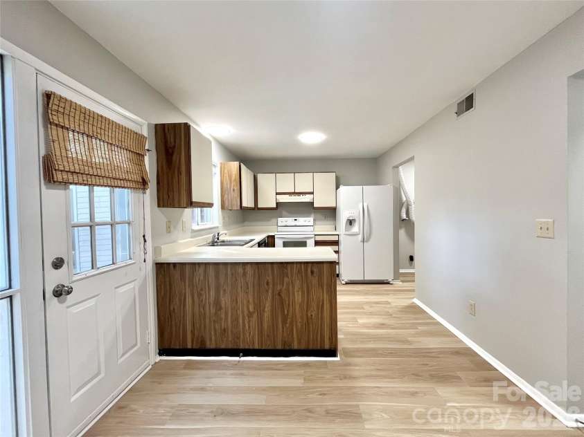 8234 Knights Bridge Road, Charlotte, NC 28210.  MLS# CAR4437320, YatesRealty ID 58276. 