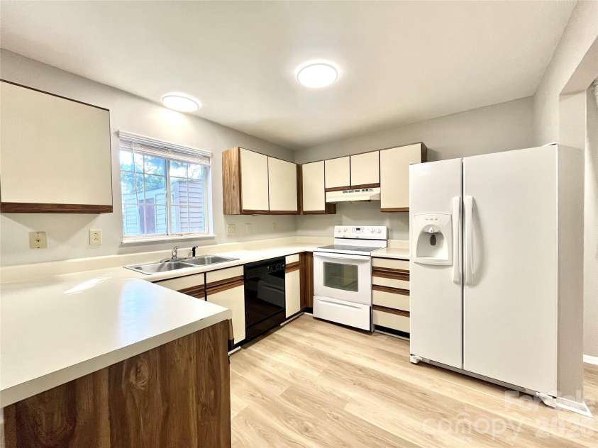 8234 Knights Bridge Road, Charlotte, NC 28210.  MLS# CAR4437320, YatesRealty ID 58276. 