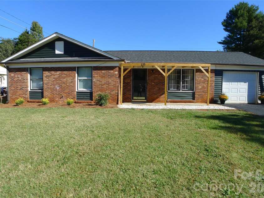 133 Windward Circle, Mocksville, NC 27028.  MLS# CAR4436625, YatesRealty ID 58278. 