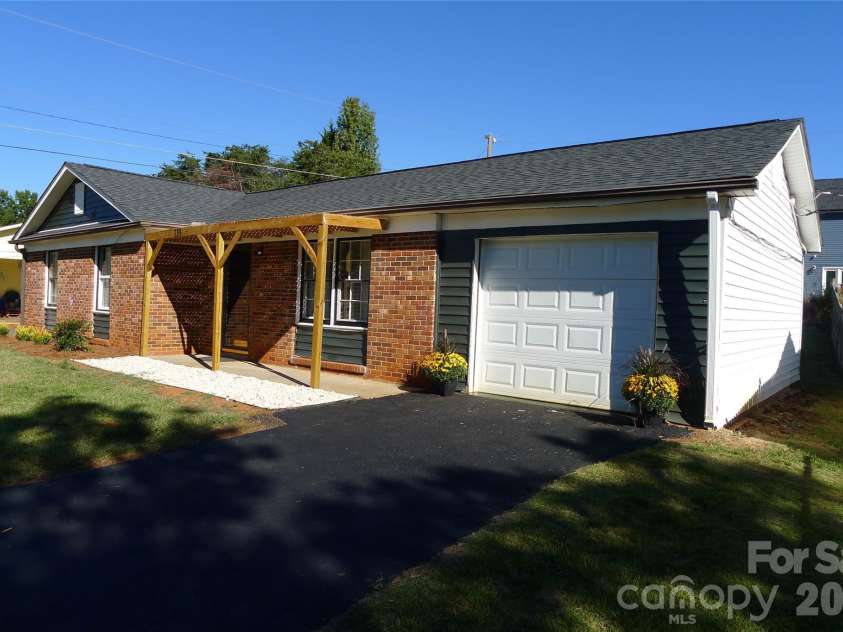 133 Windward Circle, Mocksville, NC 27028.  MLS# CAR4436625, YatesRealty ID 58278. 