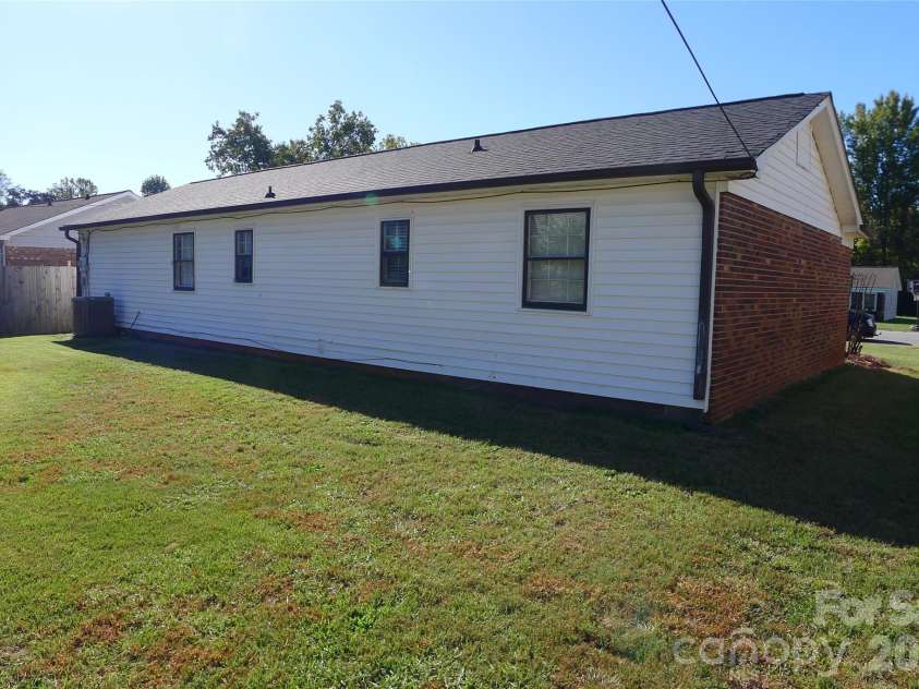 133 Windward Circle, Mocksville, NC 27028.  MLS# CAR4436625, YatesRealty ID 58278. 